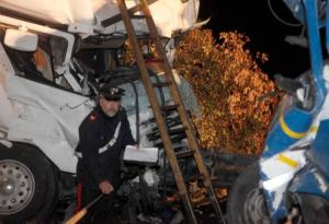 Un şofer român de camion a murit strivit în cabină, după impactul frontal cu un TIR, în Italia (foto)