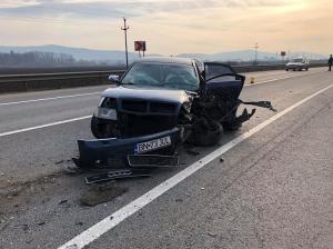 Imagini incredibile la Cluj! I-a ajutat să iasă din mașina făcută praf, în urma unui accident, apoi le-a cerut bani: 'Dă-mi măcar 10 lei!' (Video)
