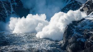 Un turist a declanşat o avalanşă în Munţii Bucegi! Bărbatul a căzut în Valea Coştilei. Salvamontiştii au oprit căutările după cinci ore, după ce au găsit doar rucsacul și echipamentul (Foto)