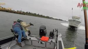 Video: Trei pescari s-au salvat în ultima clipă, înainte de a fi spulberaţi de o şalupă
