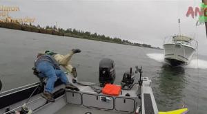 Video: Trei pescari s-au salvat în ultima clipă, înainte de a fi spulberaţi de o şalupă