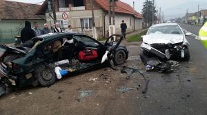 Două accidente teribile la Decea, în Alba! O tânără e grav rănită, după ce un șofer a făcut o depășire și a intrat pe contrasens. Un al doilea impact violent s-a soldat cu trei victime (Foto)