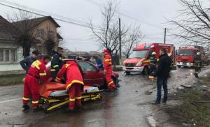 Grav accident în Mureş. Cinci victime, după ce două maşini s-au ciocnit frontal (Foto)