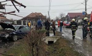 Grav accident în Mureş. Cinci victime, după ce două maşini s-au ciocnit frontal (Foto)
