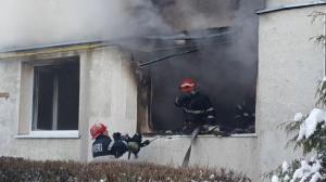 32 de persoane, între care şi 4 copii, evacuate dintr-un bloc din Botoşani, unde un apartament de la parter a ars total