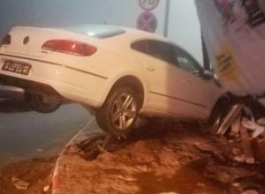 Accident spectaculos la Constanța. Șoferul unui Volkswagen a zburat peste un sens giratoriu și a rămas suspendat în aer (Foto)