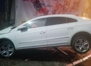 Accident spectaculos la Constanța. Șoferul unui Volkswagen a zburat peste un sens giratoriu și a rămas suspendat în aer (Foto)