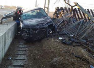 Accident cumplit în Argeș! Un tânăr a rămas fără picior după ce a izbit cu mașina un stâlp și gardul unei case (Foto)