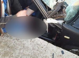 Accident cumplit în Argeș! Un tânăr a rămas fără picior după ce a izbit cu mașina un stâlp și gardul unei case (Foto)
