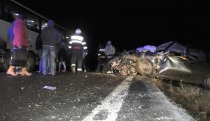 Impact teribil pe DN1, la ieşirea din Codlea! Un şofer a fost aruncat prin parbriz după ce s-a izbit violent cu maşina de un autocar (Imagini dramatice)