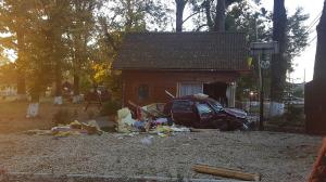 O familie din Arieş, Maramureş, distrusă într-un accident cumplit, la Satulung. Trei fraţi erau în maşina făcută praf într-o casă