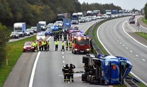 Un şofer român e căutat în Danemarca de 24 de ore. Camionul condus de el a răsturnat o cisternă cu glicerină, apoi a dispărut