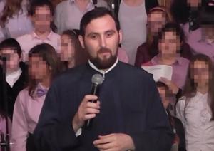El e profesorul de la școala din Constanța care a postat pe Facebook imagini cu eleve care se schimbă de haine, înainte de ora de sport (Video)