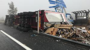 Un șofer român de TIR a inundat cu sute de sticle de whisky o autostradă din Franța, într-un accident