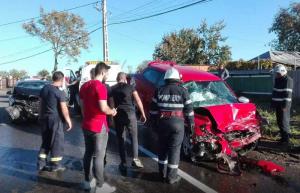 Grav accident în Neamţ. Şapte victime, după ce două maşini s-au ciocnit frontal