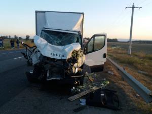 Un şofer de TIR turc a făcut prăpăd pe DN2, în Vrancea. A dezmembrat un tractor şi o autoutilitară, sunt mai multe victime