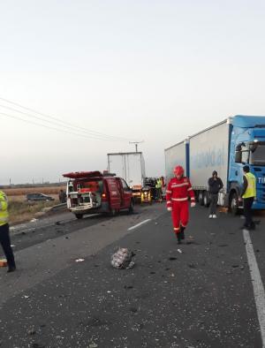 Un şofer de TIR turc a făcut prăpăd pe DN2, în Vrancea. A dezmembrat un tractor şi o autoutilitară, sunt mai multe victime