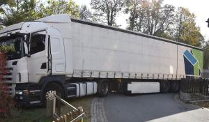 Un şofer român de TIR a surpat un gard şi a blocat 7 ore o străduţă din Germania. Toată marfa a fost descărcată