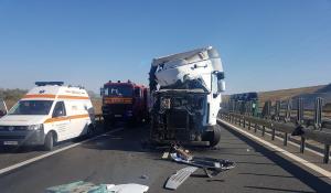 Video cu momentul impactului dintre un TIR şi o basculantă, pe autostrada Sibiu-Sebeş