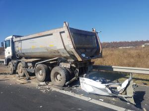 Video cu momentul impactului dintre un TIR şi o basculantă, pe autostrada Sibiu-Sebeş