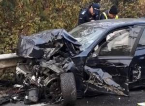 Accident mortal la Orşova. Un BMW a depăşit pe linie continuă şi a intrat direct într-un TIR