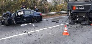 Accident mortal la Orşova. Un BMW a depăşit pe linie continuă şi a intrat direct într-un TIR