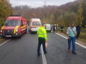 Accident cu trei mașini între Reșița și Bocșa! Sunt 5 victime, dintre care una încarcerată