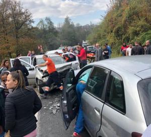 Accident cu trei mașini între Reșița și Bocșa! Sunt 5 victime, dintre care una încarcerată
