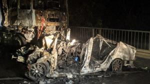 Trei tineri au murit carbonizaţi, după un accident, în Bihor. BMW-ul în care se aflau s-a lovit violent cu un TIR