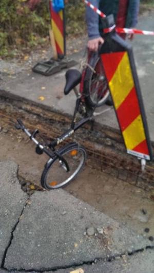 O poștăriță din Vadu Crișului, Bihor, a ajuns la spital cu fracturi la față, după ce a intrat cu bicicleta într-o groapă nesemnalizată