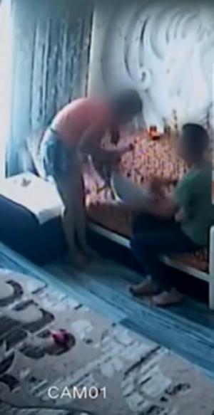 O mamă din Prahova, filmată cum îşi bate crunt copilul de 2 anişori. Îl loveşte cu putere, plesneşte peste faţă şi îl trage de păr (Video)