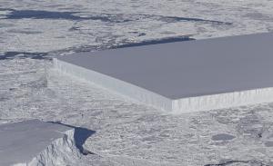 Apariție bizară în Antarctica! Un iceberg neobișnuit s-a desprins recent din calota glaciară