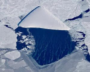 Apariție bizară în Antarctica! Un iceberg neobișnuit s-a desprins recent din calota glaciară