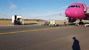 Aeronavă Wizz Air, aterizare de urgenţă pe Otopeni după o ameninţare cu bombă la bord. Pasagerii au fost evacuaţi