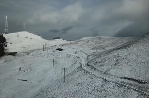 Iarna s-a instalat la munte! Un autocar s-a răsturnat, iar mai multe TIR-uri au rămas blocate în Suceava. Imagini filmate cu drona în Munții Rarăului