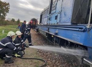 Incendiu la locomotiva unui tren în Satu-Mare. 200 de pasageri la bord, garnitura a luat foc în mers
