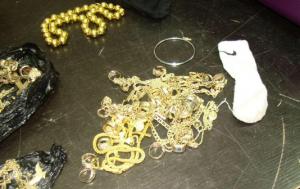 Trei kilograme de bijuterii de aur găsite în şosetele unui copil, pe  Aeroportul din Cluj