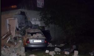 Accident cu 4 victime la Marginea. Maşina condusă cu viteză de un tânăr a făcut praf magazinul comunal