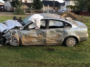 Accident cu 4 victime la Marginea. Maşina condusă cu viteză de un tânăr a făcut praf magazinul comunal