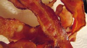 Consumul de bacon, salam sau cârnaţi creşte riscul de cancer la sân