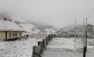 A venit iarna la munte! Zăpadă, lapoviță și vânt puternic în Maramureș (Video)
