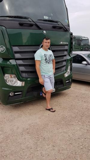Petru, şoferul român care a salvat o copilă de 9 ani în Franţa, a plâns când a scos-o din maşină: "Sunt şi eu tată de fată!"