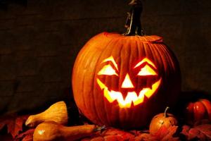 Superstiţii mai puţin ştiute de Halloween. Fetele pot face farmece pentru inima celui ales sau ca să-şi vadă viitorul