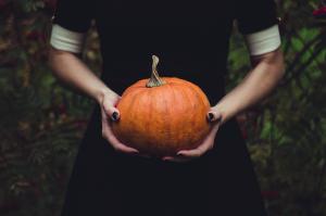 Superstiţii mai puţin ştiute de Halloween. Fetele pot face farmece pentru inima celui ales sau ca să-şi vadă viitorul