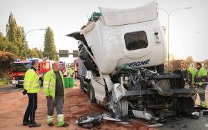 Şofer român de TIR, prins la mijloc într-un accident teribil, cu trei camioane, în Belgia