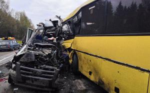 Sunt 13 morţi, între care 10 femei, după un accident cu un microbuz şi un autobuz, pe o şosea din Rusia (video)