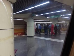 Tânăra care s-a aruncat la metrou, la Bazilescu, s-a lovit de ușa mecanicului. Impactul a fost atât de violent încât ușa s-a îndoit