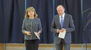 Moment neplăcut pentru Băsescu, în secţia de vot: "Probabil era un pesedist înrăit. Prostia nu poate să te deranjeze" (Video)