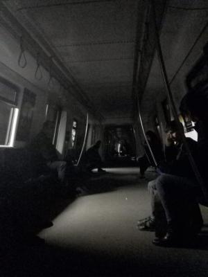 Un metrou e blocat de zeci de minute în tunel, în apropiere de staţia Dristor. Călătorii stau în întuneric, în tren