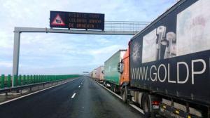 Sute de camionagii aşteaptă de peste 8 ore să iasă din ţară, la Nădlac. Coadă de 15 km de TIR-uri